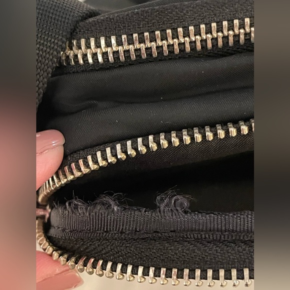 Lululemon Crossbody Camera Bag 2L (black) - Picture 8 of 9